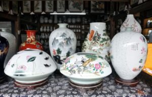 Lục bình gốm trang trí